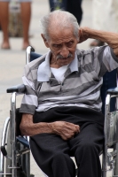 Domingo 17 de junio del 2012. Tuxtla Gutiérrez, Chiapas. Las familias aprovechan este día del Padre para acompañar a los ancianos quienes esperan el cobro de los programas de apoyo para los ancianos en la explanada de la plaza del edificio de la administr