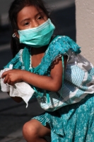 Domingo 5 de abril del 2020. Tuxtla Gutiérrez. Los artesanos de los altos de Chiapas ofrecen las Cruces de Palma en la Iglesia del Calvario donde se concentran para poder vender la artesanía durante la contingencia del Covid-19