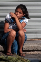 Domingo 5 de abril del 2020. Tuxtla Gutiérrez. Los artesanos de los altos de Chiapas ofrecen las Cruces de Palma en la Iglesia del Calvario donde se concentran para poder vender la artesanía durante la contingencia del Covid-19