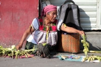 Domingo 5 de abril del 2020. Tuxtla Gutiérrez. Los artesanos de los altos de Chiapas ofrecen las Cruces de Palma en la Iglesia del Calvario donde se concentran para poder vender la artesanía durante la contingencia del Covid-19