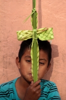 Domingo 5 de abril del 2020. Tuxtla Gutiérrez. Los artesanos de los altos de Chiapas ofrecen las Cruces de Palma en la Iglesia del Calvario donde se concentran para poder vender la artesanía durante la contingencia del Covid-19