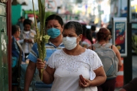 Domingo 5 de abril del 2020. Tuxtla Gutiérrez. Los artesanos de los altos de Chiapas ofrecen las Cruces de Palma en la Iglesia del Calvario donde se concentran para poder vender la artesanía durante la contingencia del Covid-19