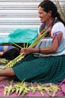 Domingo 5 de abril del 2020. Tuxtla Gutiérrez. Los artesanos de los altos de Chiapas ofrecen las Cruces de Palma en la Iglesia del Calvario donde se concentran para poder vender la artesanía durante la contingencia del Covid-19