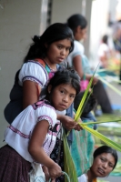 Domingo 5 de abril del 2020. Tuxtla Gutiérrez. Los artesanos de los altos de Chiapas ofrecen las Cruces de Palma en la Iglesia del Calvario donde se concentran para poder vender la artesanía durante la contingencia del Covid-19