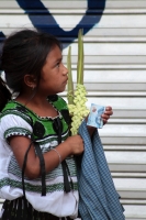 Domingo 5 de abril del 2020. Tuxtla Gutiérrez. Los artesanos de los altos de Chiapas ofrecen las Cruces de Palma en la Iglesia del Calvario donde se concentran para poder vender la artesanía durante la contingencia del Covid-19