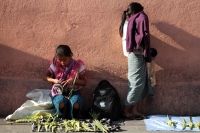 Domingo 5 de abril del 2020. Tuxtla Gutiérrez. Los artesanos de los altos de Chiapas ofrecen las Cruces de Palma en la Iglesia del Calvario donde se concentran para poder vender la artesanía durante la contingencia del Covid-19