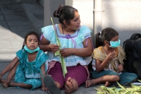 Domingo 5 de abril del 2020. Tuxtla Gutiérrez. Los artesanos de los altos de Chiapas ofrecen las Cruces de Palma en la Iglesia del Calvario donde se concentran para poder vender la artesanía durante la contingencia del Covid-19
