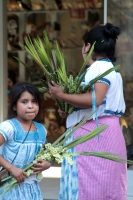 Domingo 5 de abril del 2020. Tuxtla Gutiérrez. Los artesanos de los altos de Chiapas ofrecen las Cruces de Palma en la Iglesia del Calvario donde se concentran para poder vender la artesanía durante la contingencia del Covid-19