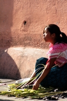 Domingo 5 de abril del 2020. Tuxtla Gutiérrez. Los artesanos de los altos de Chiapas ofrecen las Cruces de Palma en la Iglesia del Calvario donde se concentran para poder vender la artesanía durante la contingencia del Covid-19