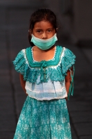 Domingo 5 de abril del 2020. Tuxtla Gutiérrez. Los artesanos de los altos de Chiapas ofrecen las Cruces de Palma en la Iglesia del Calvario donde se concentran para poder vender la artesanía durante la contingencia del Covid-19