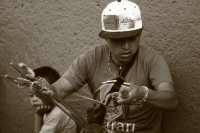 Domingo 25 de Marzo del 2018. Tuxtla Gutiérrez. Indí­genas tsentales bajan desde sus comunidades a las ciudades del estado de Chiapas donde elaboran las delicadas ofrendas de ramos