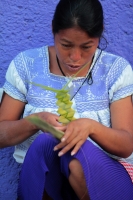 Domingo 25 de Marzo del 2018. Tuxtla Gutiérrez. Indí­genas tsentales bajan desde sus comunidades a las ciudades del estado de Chiapas donde elaboran las delicadas ofrendas de ramos