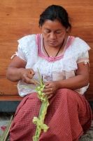 Domingo 25 de Marzo del 2018. Tuxtla Gutiérrez. Indí­genas tsentales bajan desde sus comunidades a las ciudades del estado de Chiapas donde elaboran las delicadas ofrendas de ramos