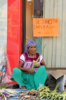 Domingo 9 de abril del 2017. Tuxtla Gutiérrez. Las figuras tejidas de palma son vendidas afuera de las iglesias de la capital del estado de Chiapas y aunque el numero de vendedoras indígenas desciende cada año estos adornos de palma protagonizan los ritua