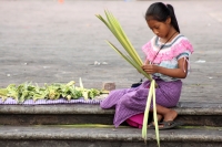 Domingo 9 de abril del 2017. Tuxtla Gutiérrez. Las figuras tejidas de palma son vendidas afuera de las iglesias de la capital del estado de Chiapas y aunque el numero de vendedoras indígenas desciende cada año estos adornos de palma protagonizan los ritua