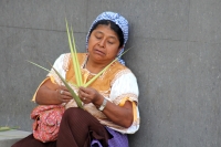Domingo 9 de abril del 2017. Tuxtla Gutiérrez. Las figuras tejidas de palma son vendidas afuera de las iglesias de la capital del estado de Chiapas y aunque el numero de vendedoras indígenas desciende cada año estos adornos de palma protagonizan los ritua