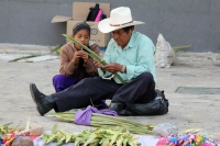Domingo 9 de abril del 2017. Tuxtla Gutiérrez. Las figuras tejidas de palma son vendidas afuera de las iglesias de la capital del estado de Chiapas y aunque el numero de vendedoras indígenas desciende cada año estos adornos de palma protagonizan los ritua