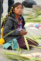 Domingo 9 de abril del 2017. Tuxtla Gutiérrez. Las figuras tejidas de palma son vendidas afuera de las iglesias de la capital del estado de Chiapas y aunque el numero de vendedoras indígenas desciende cada año estos adornos de palma protagonizan los ritua