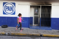 Lunes 17 de agosto del 2015. Tuxtla Gutiérrez. Una bomba molotov incendio a media noche en la entrada del edificio del PAN municipal en la capital del estado de Chiapas