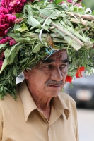 Lunes 31 de octubre. Los mercados y panteones se llenan de colores y de tradición.