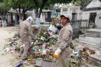 Lunes 31 de octubre. Los mercados y panteones se llenan de colores y de tradición.