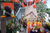 Lunes 31 de octubre. Los mercados y panteones se llenan de colores y de tradición.