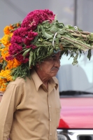 Lunes 31 de octubre. Los mercados y panteones se llenan de colores y de tradición.