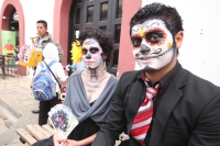 Jueves 1 de noviembre del 2012. San Cristóbal de las Casas. Algunos jóvenes coletos se visten con disfraces durante estas fechas celebrando los días festivos dedicados a los muertos.