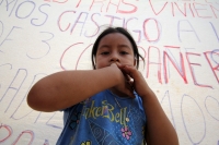 Viernes 10 de mayo del 2013. Venustiano Carranza. Aleyda Paola GarcÃa Consuegra y su familia, militantes de la OCEZ Chiapas, permanece desplazada en el albergue de la clÃnica del IMSS después de los hechos violentos donde se enfrentaran grupos antagónicos Viernes 10 de mayo del 2013. Venustiano Carranza. Aleyda Paola GarcÃa Consuegra y su familia, militantes de la OCEZ Chiapas, permanece desplazada en el albergue de la clÃnica del IMSS después de los hechos violentos donde se enfrentaran grupos antagónicos