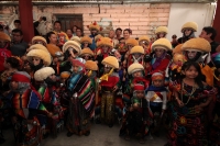 Jueves 4 de enero del 2018. Chiapa de Corzo. La Misa del Niño Parachico.  Rubisel Gómez Nigenda, El Patrón de los Parachicos acompaña esta mañana a los niños de esta comunidad quienes vestidos con los trajes tradicionales recorren las calles para re