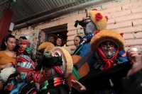 Jueves 4 de enero del 2018. Chiapa de Corzo. La Misa del Niño Parachico.  Rubisel Gómez Nigenda, El Patrón de los Parachicos acompaña esta mañana a los niños de esta comunidad quienes vestidos con los trajes tradicionales recorren las calles para re