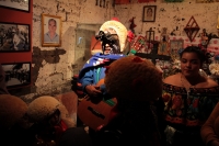 Jueves 4 de enero del 2018. Chiapa de Corzo. La Misa del Niño Parachico.  Rubisel Gómez Nigenda, El Patrón de los Parachicos acompaña esta mañana a los niños de esta comunidad quienes vestidos con los trajes tradicionales recorren las calles para re