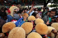 Jueves 4 de enero del 2018. Chiapa de Corzo. La Misa del Niño Parachico.  Rubisel Gómez Nigenda, El Patrón de los Parachicos acompaña esta mañana a los niños de esta comunidad quienes vestidos con los trajes tradicionales recorren las calles para re
