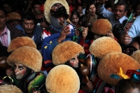Jueves 4 de enero del 2018. Chiapa de Corzo. La Misa del Niño Parachico.  Rubisel Gómez Nigenda, El Patrón de los Parachicos acompaña esta mañana a los niños de esta comunidad quienes vestidos con los trajes tradicionales recorren las calles para re