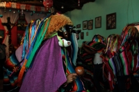 Jueves 18 de enero del 2018. Suchiapa. La danza del Parachico y el Torito. Durante la frenética danza surimba convive el Parachico y el Torito en la representación de una faena de brincos y gritos durante las celebraciones de la Fiesta de San Sebastián
