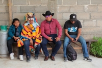 Jueves 18 de enero del 2018. Suchiapa. La danza del Parachico y el Torito. Durante la frenética danza surimba convive el Parachico y el Torito en la representación de una faena de brincos y gritos durante las celebraciones de la Fiesta de San Sebastián