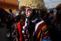 Lunes 26 de diciembre. Parachicos en el Cerrito de Tuxtla.  Tuxtla Gutiérrez, Chiapas. Danzantes bailan y cantan durante las celebraciones de la fiesta del Cerrito en donde la comunidad Zoque de la capital del estado de Chiapas se reúnen durante la última