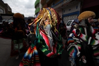 Lunes 26 de diciembre. Parachicos en el Cerrito de Tuxtla.  Tuxtla Gutiérrez, Chiapas. Danzantes bailan y cantan durante las celebraciones de la fiesta del Cerrito en donde la comunidad Zoque de la capital del estado de Chiapas se reúnen durante la última