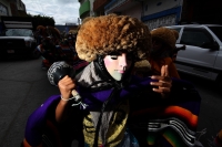 Lunes 26 de diciembre. Parachicos en el Cerrito de Tuxtla.  Tuxtla Gutiérrez, Chiapas. Danzantes bailan y cantan durante las celebraciones de la fiesta del Cerrito en donde la comunidad Zoque de la capital del estado de Chiapas se reúnen durante la última
