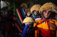 Lunes 26 de diciembre. Parachicos en el Cerrito de Tuxtla.  Tuxtla Gutiérrez, Chiapas. Danzantes bailan y cantan durante las celebraciones de la fiesta del Cerrito en donde la comunidad Zoque de la capital del estado de Chiapas se reúnen durante la última