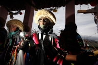 Lunes 26 de diciembre. Parachicos en el Cerrito de Tuxtla.  Tuxtla Gutiérrez, Chiapas. Danzantes bailan y cantan durante las celebraciones de la fiesta del Cerrito en donde la comunidad Zoque de la capital del estado de Chiapas se reúnen durante la última