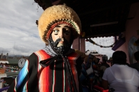 Lunes 26 de diciembre. Parachicos en el Cerrito de Tuxtla.  Tuxtla Gutiérrez, Chiapas. Danzantes bailan y cantan durante las celebraciones de la fiesta del Cerrito en donde la comunidad Zoque de la capital del estado de Chiapas se reúnen durante la última