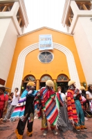 Jueves 16 de agosto del 2012. Tuxtla Gutiérrez, Chiapas Grupos de Parachicos acompañan las enramas y ofrendas que las familias chiapanecas llevan a la Iglesia de San Roque donde esta semana se celebran las fiestas patronales en el centrico barrio de Tuxtl