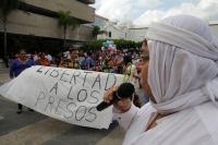 Lunes 2 de agosto del 2017. Tuxtla Gutiérrez. Familiares y amigos de los detenidos de Chiapa de Corzo por los disturbios durante la llegada de EPN se manifiestan con música tradicional en las entradas del edificio la administración estatal.