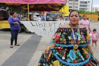Lunes 2 de agosto del 2017. Tuxtla Gutiérrez. Familiares y amigos de los detenidos de Chiapa de Corzo por los disturbios durante la llegada de EPN se manifiestan con música tradicional en las entradas del edificio la administración estatal.