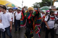 Jueves 9 de junio del 2016. Tuxtla Gutiérrez. La marcha cultural en apoyo al movimiento magisterial con Parachicos esta tarde en el oriente de la capital de Chiapas.