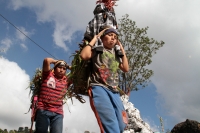 Martes 19 de diciembre del 2017. Zinacatan, Chiapas. Los Floreros continúan con el recorrido de recolección de la Flor de Niluyarilo en las comunidades de la región de Los Altos de Chiapas continuando con el regreso hacia Chiapa de Corzo y Villa de íc