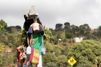 Martes 19 de diciembre del 2017. Zinacatan, Chiapas. Los Floreros continúan con el recorrido de recolección de la Flor de Niluyarilo en las comunidades de la región de Los Altos de Chiapas continuando con el regreso hacia Chiapa de Corzo y Villa de íc