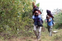 Martes 19 de diciembre del 2017. Zinacatan, Chiapas. Los Floreros continúan con el recorrido de recolección de la Flor de Niluyarilo en las comunidades de la región de Los Altos de Chiapas continuando con el regreso hacia Chiapa de Corzo y Villa de íc