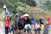 Martes 19 de diciembre del 2017. Zinacatan, Chiapas. Los Floreros continúan con el recorrido de recolección de la Flor de Niluyarilo en las comunidades de la región de Los Altos de Chiapas continuando con el regreso hacia Chiapa de Corzo y Villa de íc